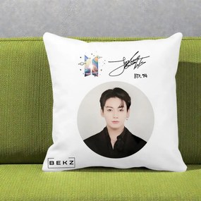 Perna Personalizata K-pop BTS Jungkook Portret cu Autograf, 40x40 cm, Alba Mata, Husa Detasabila, Perna Inclusa, BEKZ®