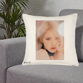 Perna Personalizata K-pop BLACKPINK Rose Blond cu Inel Roz Pastel, 40x40 cm, Crem Reliefat, Husa Detasabila, Perna Inclusa, BEKZ®