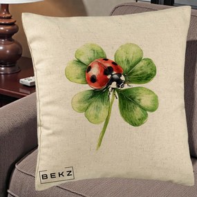 Perna Decorativa Buburuza Norocoasa pe Trifoi cu Patru Foi, 40x40 cm, Bej, Husa Detasabila, Perna Inclusa, BEKZ®
