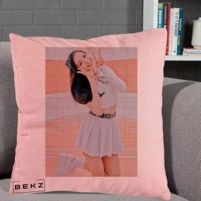 Perna Personalizata K-pop BLACKPINK Nayeon/Jisoo Tenis Alb, 40x40 cm, Roz, Husa Detasabila, Perna Inclusa, BEKZ®