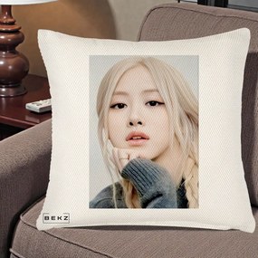 Perna Personalizata K-pop BLACKPINK Rose cu Jucarie de Plus, 40x40 cm, Crem Reliefat, Husa Detasabila, Perna Inclusa, BEKZ®