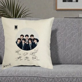 Perna Personalizata K-pop BTS Fotografie Grup Costum Negru si Autografe Cerc, 40x40 cm, Ecru, Husa Detasabila, Perna Inclusa, BEKZ®