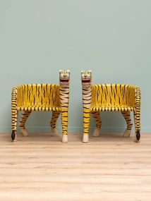 Fotoliu sculptural din lemn de mango în formă de tigru, orientare dreapta, „Tiger”