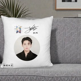 Perna Personalizata K-pop BTS Jungkook Portret cu Autograf, 40x40 cm, Alb Pufos, Husa Detasabila, Perna Inclusa, BEKZ®