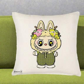 Perna Personalizata Labubu Galben cu Mere si Salopeta, 40x40 cm, Crem Reliefat, Husa Detasabila, Perna Inclusa, BEKZ®