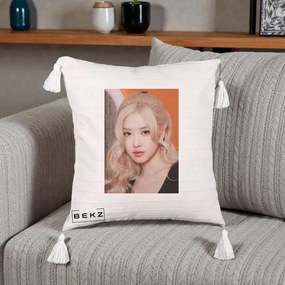 Perna Personalizata K-pop BLACKPINK cu Funda Rosie, 40x40 cm, Bej cu Franjuri, Husa Detasabila, Perna Inclusa, BEKZ®