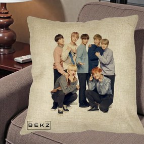 Perna Personalizata K-pop BTS Foto Grup In Picioare Tricoturi, 40x40 cm, Crem, Husa Detasabila, Perna Inclusa, BEKZ®