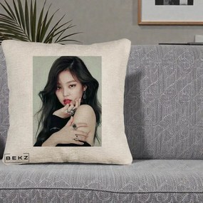 Perna Personalizata K-pop BLACKPINK Jennie Editorial Negru cu Inele, 40x40 cm, Bej Canapea, Husa Detasabila, Perna Inclusa, BEKZ®