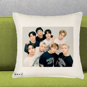 Perna Personalizata K-pop Stray Kids Foto Grup Text, 40x40 cm, Crem Reliefat, Husa Detasabila, Perna Inclusa, BEKZ®