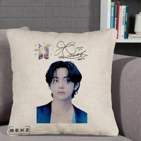 Perna Personalizata K-pop BTS V Taehyung Portret cu Autograf, 40x40 cm, Bej Canapea, Husa Detasabila, Perna Inclusa, BEKZ®