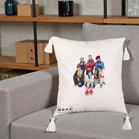 Perna Personalizata Grup K-pop Fete Streetwear Foto, 40x40 cm, Bej cu Franjuri, Husa Detasabila, Perna Inclusa, BEKZ®