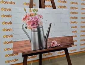 Tablou buchet de flori în stropitoare