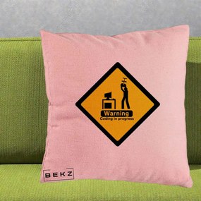 Perna Personalizata Warning Coding in Progress, 40x40 cm, Roz, Husa Detasabila, Perna Inclusa, BEKZ®