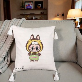 Perna Personalizata Labubu Leu Galben cu Salopeta, 40x40 cm, Bej cu Franjuri, Husa Detasabila, Perna Inclusa, BEKZ®