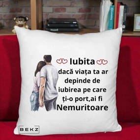 Cadou pentru Iubita - Perna Personalizata Iubita Nemuritoare cu Cuplu Acuarela Roz si Inimi, 40x40 cm, Alb Pufos, Husa Detasabila, Perna Inclusa, BEKZ®