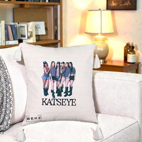 Perna Personalizata K-pop KATSEYE Grup Foto Tinute Gri, 40x40 cm, Bej cu Franjuri, Husa Detasabila, Perna Inclusa, BEKZ®