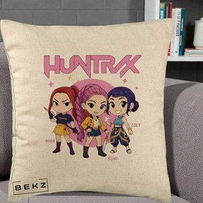 Perna Personalizata K-pop HUNTRX Trio Chibi cu Arme, 40x40 cm, Bej, Husa Detasabila, Perna Inclusa, BEKZ®