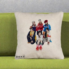 Perna Personalizata Grup K-pop Fete Streetwear Foto, 40x40 cm, Bej Canapea, Husa Detasabila, Perna Inclusa, BEKZ®