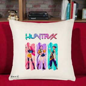 Perna Personalizata K-pop HUNTRX Trio cu Pisica in Benzi, 40x40 cm, Crem Reliefat, Husa Detasabila, Perna Inclusa, BEKZ®