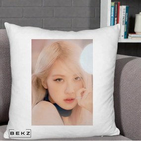 Perna Personalizata K-pop BLACKPINK Rose Blond cu Inel Roz Pastel, 40x40 cm, Alb Pufos, Husa Detasabila, Perna Inclusa, BEKZ®