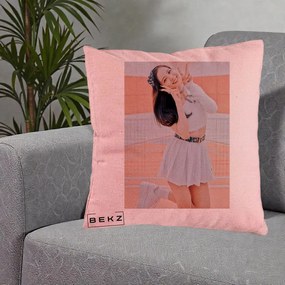 Perna Personalizata K-pop BLACKPINK Nayeon/Jisoo Tenis Alb, 40x40 cm, Roz, Husa Detasabila, Perna Inclusa, BEKZ®