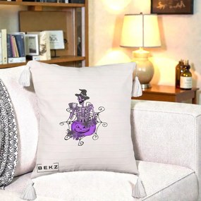 Perna Decorativa Schelet Vrajitor cu Dovleac Violet Halloween, 40x40 cm, Bej cu Franjuri, Husa Detasabila, Perna Inclusa, BEKZ®