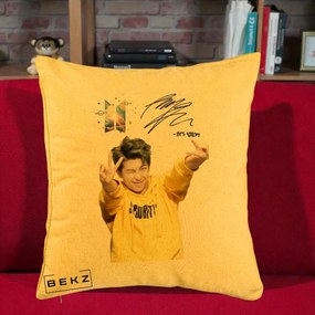 Perna Personalizata K-pop BTS RM Namjoon Hanorac Galben Autograf, 40x40 cm, Galben, Husa Detasabila, Perna Inclusa, BEKZ®