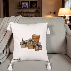 Perna Decorativa Cadouri de Craciun Kraft, 40x40 cm, Bej cu Franjuri, Husa Detasabila, Perna Inclusa, BEKZ®