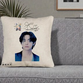 Perna Personalizata K-pop BTS V Taehyung Portret cu Autograf, 40x40 cm, Bej Canapea, Husa Detasabila, Perna Inclusa, BEKZ®