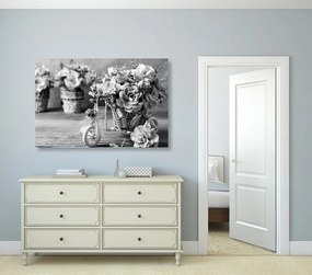 Tablou garoafă roz romantică într-o atingere vintage în design alb-negru