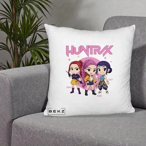Perna Personalizata K-pop HUNTRX Trio Chibi cu Arme, 40x40 cm, Alb Pufos, Husa Detasabila, Perna Inclusa, BEKZ®