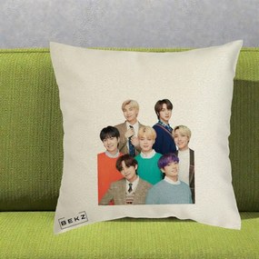 Perna Personalizata K-pop BTS Fotografie Grup Tinute Elegante, 40x40 cm, Ecru, Husa Detasabila, Perna Inclusa, BEKZ®