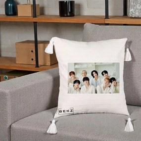 Perna Personalizata K-pop Stray Kids Foto Grup All-White Landscape, 40x40 cm, Bej cu Franjuri, Husa Detasabila, Perna Inclusa, BEKZ®
