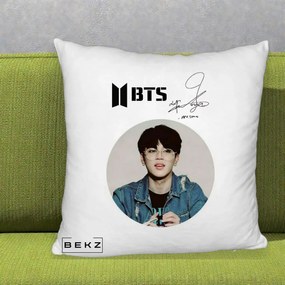 Perna Personalizata K-pop BTS Jimin Portret Cerc Autograf Geaca, 40x40 cm, Alb Pufos, Husa Detasabila, Perna Inclusa, BEKZ®
