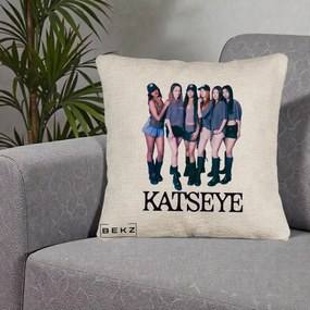 Perna Personalizata K-pop KATSEYE Grup Foto Tinute Gri, 40x40 cm, Bej Canapea, Husa Detasabila, Perna Inclusa, BEKZ®