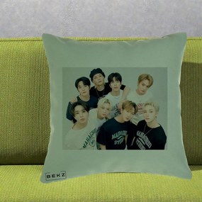 Perna Personalizata K-pop Stray Kids Foto Grup Text, 40x40 cm, Verde, Husa Detasabila, Perna Inclusa, BEKZ®