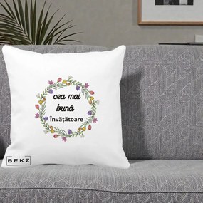 Cadou pentru Invatatoare - Perna Personalizata Cea mai Buna Invatatore cu Coronita Florala Colorata, 40x40 cm, Alba Mata, Husa Detasabila, Perna Inclusa, BEKZ®