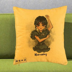 Perna Personalizata Wednesday Addams Dancing Queen, 40x40 cm, Galben, Husa Detasabila, Perna Inclusa, BEKZ®
