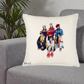 Perna Personalizata Grup K-pop Fete Streetwear Foto, 40x40 cm, Crem Reliefat, Husa Detasabila, Perna Inclusa, BEKZ®
