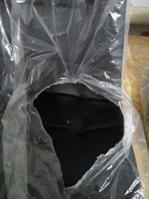 OFERTA Scaun de catifea neagra BERA cu picioare aurii II. calitate