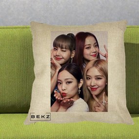 Perna Personalizata K-pop BLACKPINK Foto Grup Selfie 4 Membre, 40x40 cm, Crem, Husa Detasabila, Perna Inclusa, BEKZ®