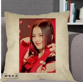 Perna Personalizata K-pop BLACKPINK Jisoo Rosu, 40x40 cm, Crem, Husa Detasabila, Perna Inclusa, BEKZ®