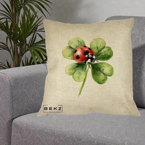 Perna Decorativa Buburuza Norocoasa pe Trifoi cu Patru Foi, 40x40 cm, Crem, Husa Detasabila, Perna Inclusa, BEKZ®