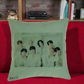 Perna Personalizata K-pop Stray Kids Foto Grup Alb All-White cu 8 Membrii, 40x40 cm, Verde, Husa Detasabila, Perna Inclusa, BEKZ®