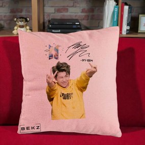 Perna Personalizata K-pop BTS RM Namjoon Hanorac Galben Autograf, 40x40 cm, Roz, Husa Detasabila, Perna Inclusa, BEKZ®