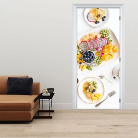 Fototapet pentru ușă - Farfurii cu fructe pe masă (95x205cm)