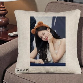 Perna Personalizata K-pop BLACKPINK Jennie Cute cu Diadema Ursulet, 40x40 cm, Bej Canapea, Husa Detasabila, Perna Inclusa, BEKZ®