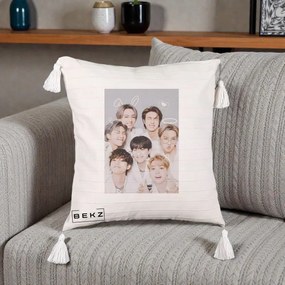 Perna Personalizata K-pop BTS Foto Grup Cute cu Animatii si 7 Membrii, 40x40 cm, Bej cu Franjuri, Husa Detasabila, Perna Inclusa, BEKZ®
