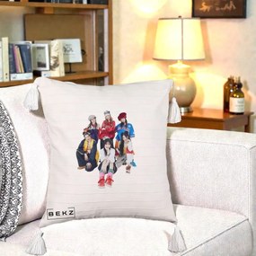 Perna Personalizata Grup K-pop Fete Streetwear Foto, 40x40 cm, Bej cu Franjuri, Husa Detasabila, Perna Inclusa, BEKZ®