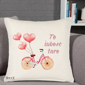 Perna Decorativa Te Iubesc Tare cu Bicicleta Roz si Baloane Inima, 40x40 cm, Crem Reliefat, Husa Detasabila, Perna Inclusa, BEKZ®